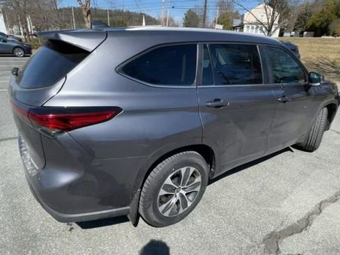 Used 2023 Toyota Highlander XLE AWD/4WD image 8