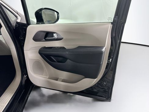 Used 2024 Chrysler Pacifica Touring-L FWD image 31