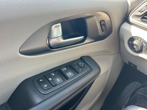 Used 2023 Chrysler Pacifica Touring-L FWD image 21