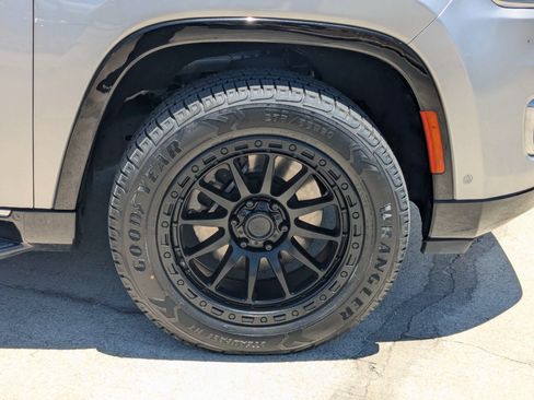 Used 2022 Jeep Wagoneer Series II AWD/4WD image 12