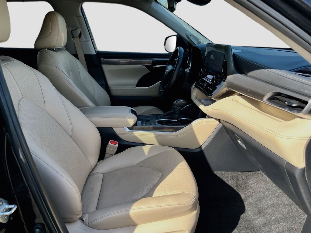 Used 2024 Toyota Highlander Limited FWD image 29