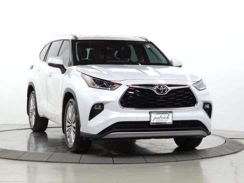 Used 2022 Toyota Highlander Platinum AWD/4WD image 1