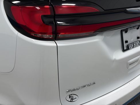 Used 2024 Chrysler Pacifica Touring-L FWD image 37