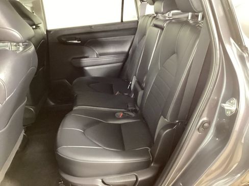 Used 2023 Toyota Highlander XLE AWD/4WD image 22