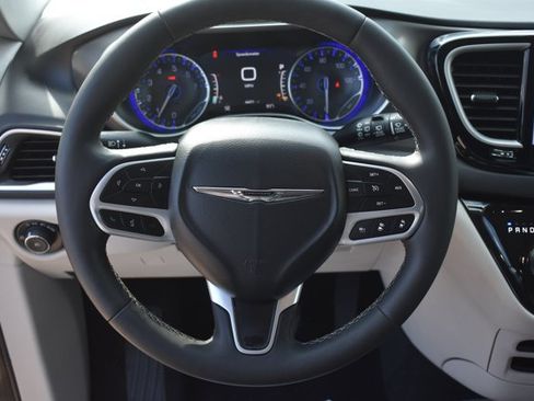 Used 2024 Chrysler Pacifica Touring-L FWD image 20