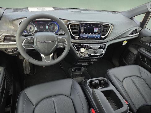 Used 2025 Chrysler Pacifica Select image 12