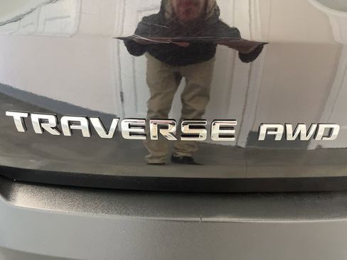 Used 2022 Chevrolet Traverse LT image 24