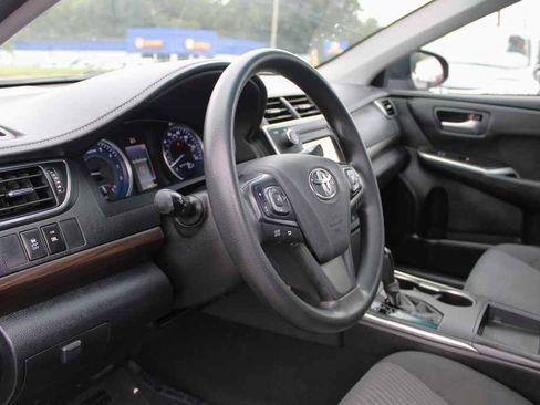 Used 2017 Toyota Camry LE FWD image 14
