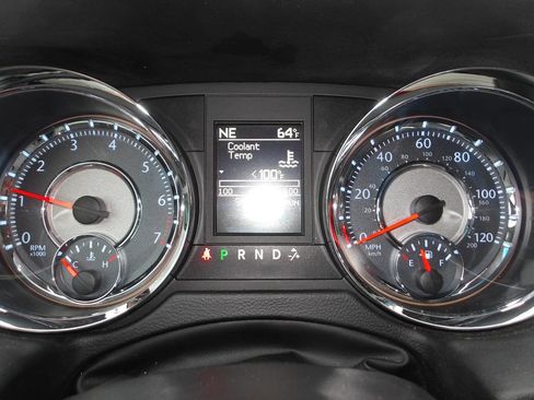 Used 2016 Chrysler Town & Country Touring w/ Driver Convenience Group FWD image 10