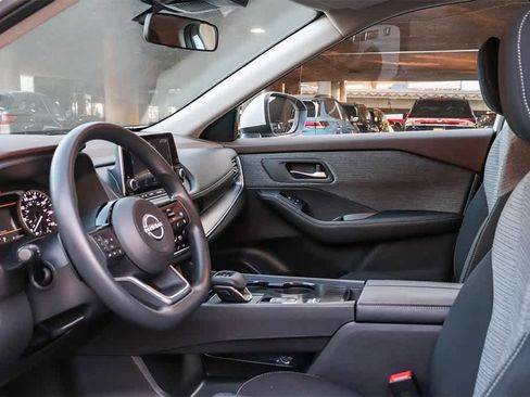 Used 2023 Nissan Rogue SV image 18