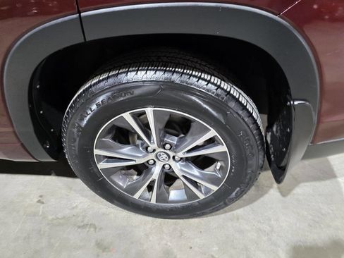 Used 2017 Toyota Highlander LE image 23