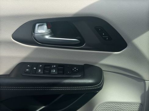 Used 2024 Chrysler Pacifica Touring-L FWD image 14