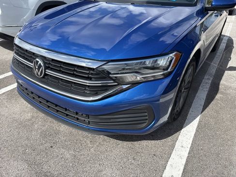 Used 2023 Volkswagen Jetta SE w/ Panoramic Sunroof Package image 3