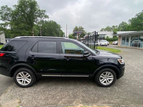 Used 2018 Ford Explorer XLT w/ Equipment Group 202A image 6