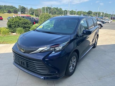 Used 2026 Toyota Sienna LE FWD image 3