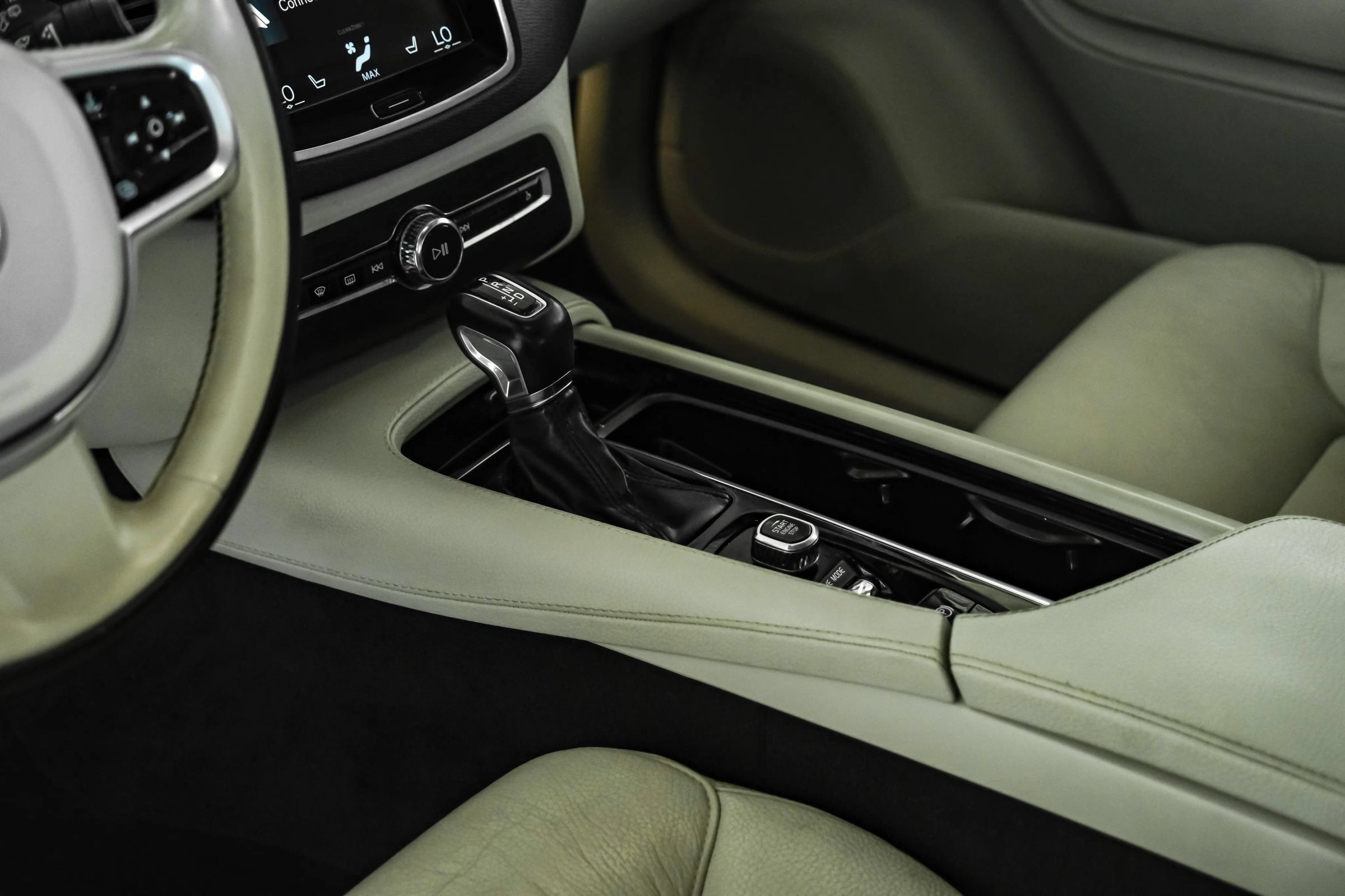 Used 2020 Volvo XC90 T5 Momentum w/ Protection Package Premier FWD image 20