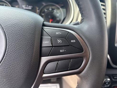 Used 2022 Jeep Cherokee Latitude w/ Comfort Safety Group image 21