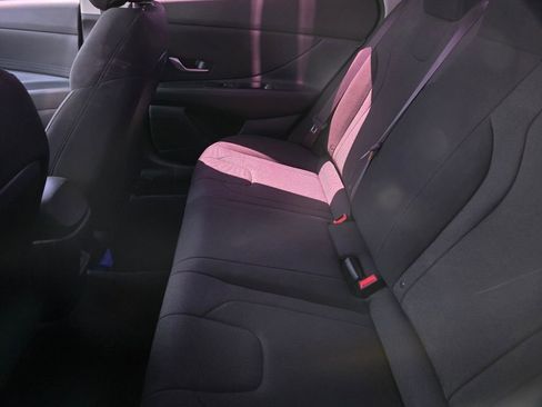 Used 2024 Hyundai Elantra SE FWD image 4