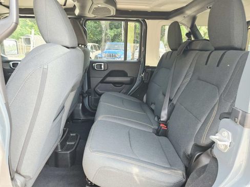 Used 2025 Jeep Wrangler Unlimited Sahara AWD/4WD image 12