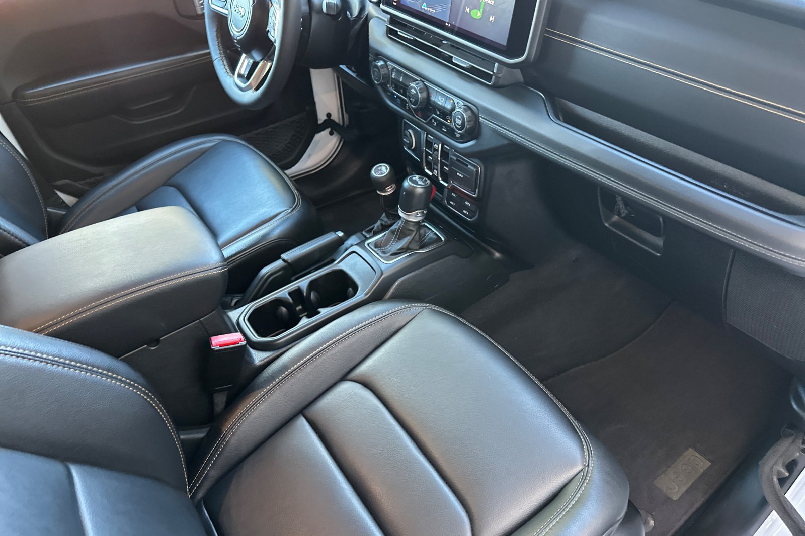 Used 2024 Jeep Wrangler Unlimited Sahara w/ Technology Group AWD/4WD image 16