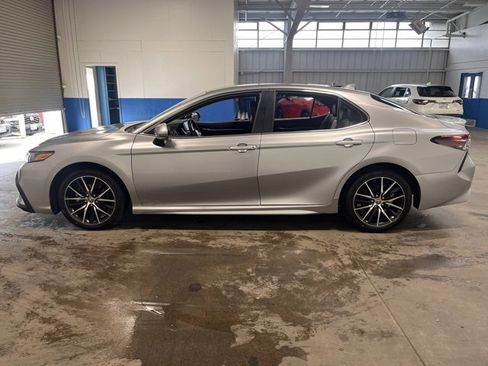 Used 2022 Toyota Camry SE image 6