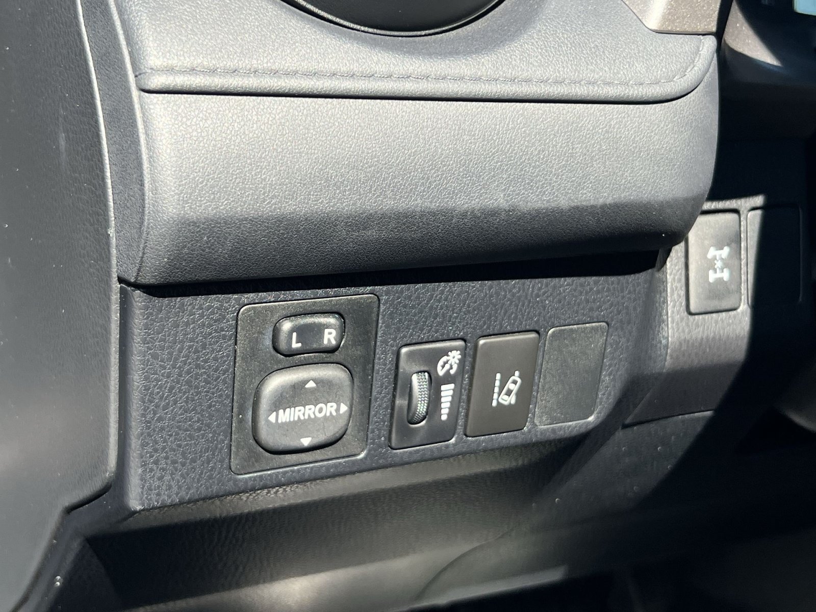 Used 2018 Toyota RAV4 LE w/ All Weather Liner Package AWD/4WD image 31