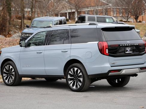 Used 2025 Ford Expedition Platinum w/ Driver's Package image 2