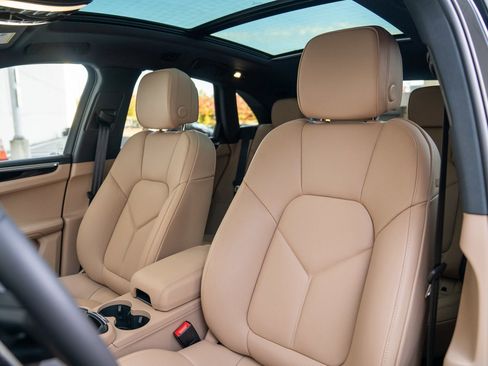 Certified 2026 Porsche Macan AWD/4WD image 5