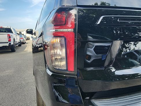 Used 2023 Chevrolet Suburban Z71 w/ Luxury Package AWD/4WD image 10
