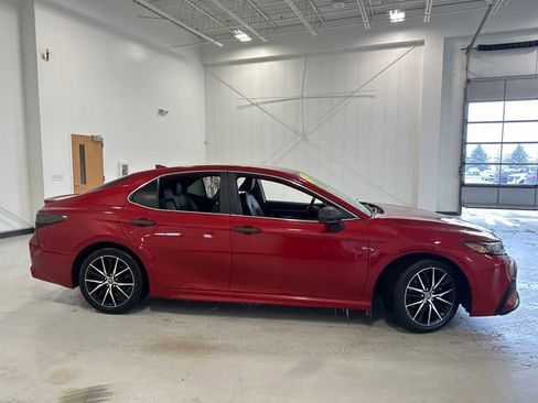 Used 2021 Toyota Camry SE image 5