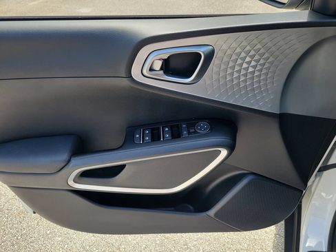 Used 2025 Kia Soul LX w/ LX Technology Package FWD image 11
