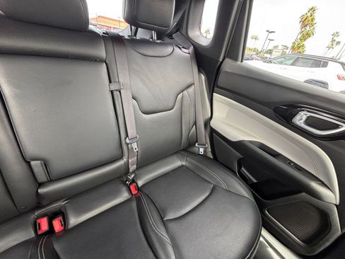 Used 2025 Jeep Compass Limited image 38