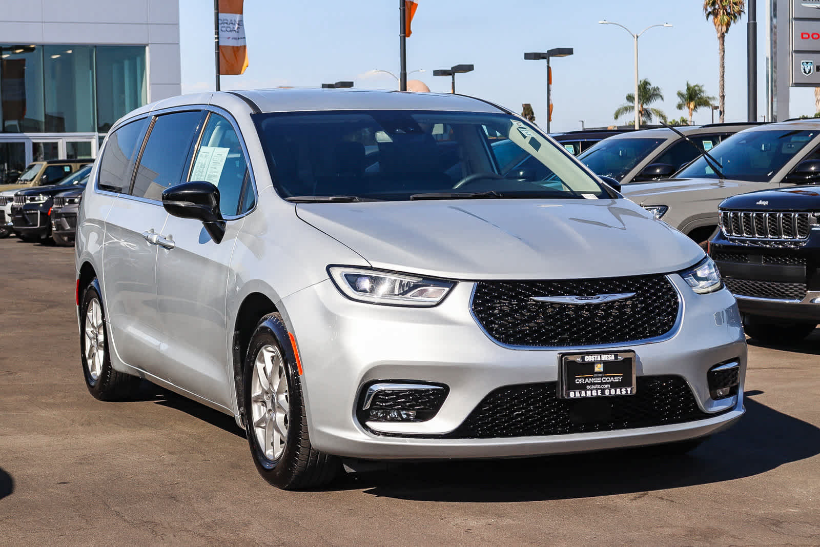Used 2024 Chrysler Pacifica Touring-L FWD image 3