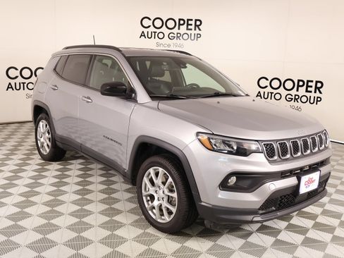 Used 2024 Jeep Compass Latitude AWD/4WD image 1