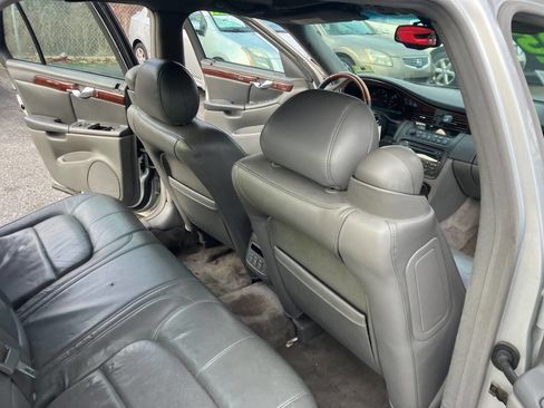 Used 2002 Cadillac De Ville DTS w/ Premium Equipment Pkg image 35
