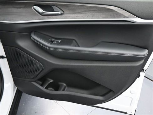 New 2025 Jeep Grand Cherokee Limited image 34