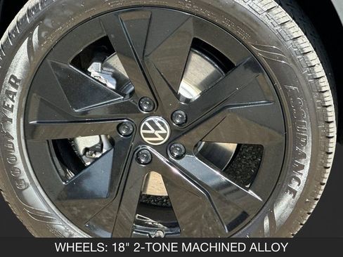 Used 2025 Volkswagen Taos SE w/ Panoramic Sunroof Package FWD image 26