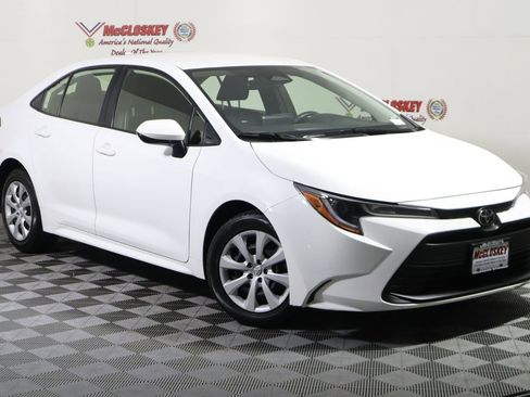 Used 2023 Toyota Corolla LE image 3