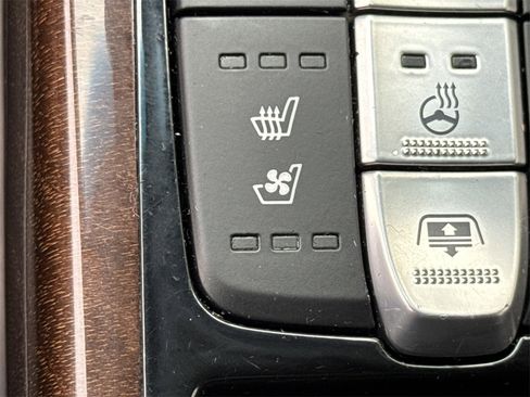 Used 2019 Genesis G90 3.3T Premium image 32