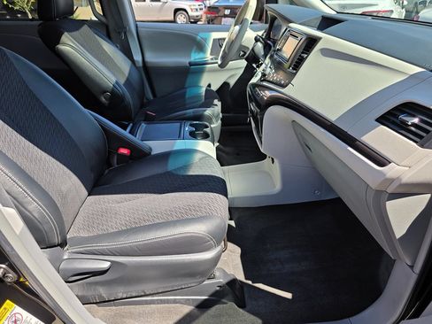 Used 2014 Toyota Sienna SE w/ SE Premium Package w/Entune FWD image 15