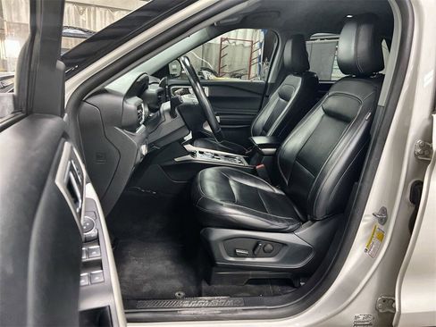 Used 2022 Ford Explorer XLT w/ Equipment Group 202A image 12