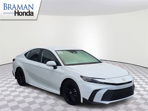 Used 2025 Toyota Camry SE image 2