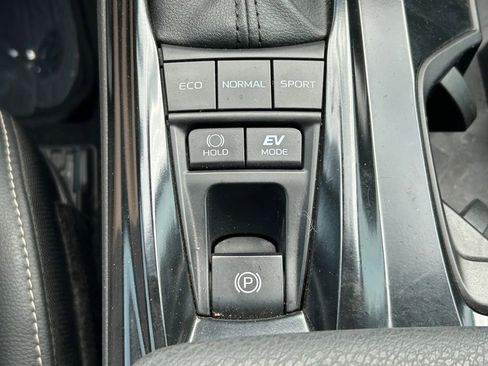 Used 2025 Toyota Camry SE w/ Convenience Package FWD image 27