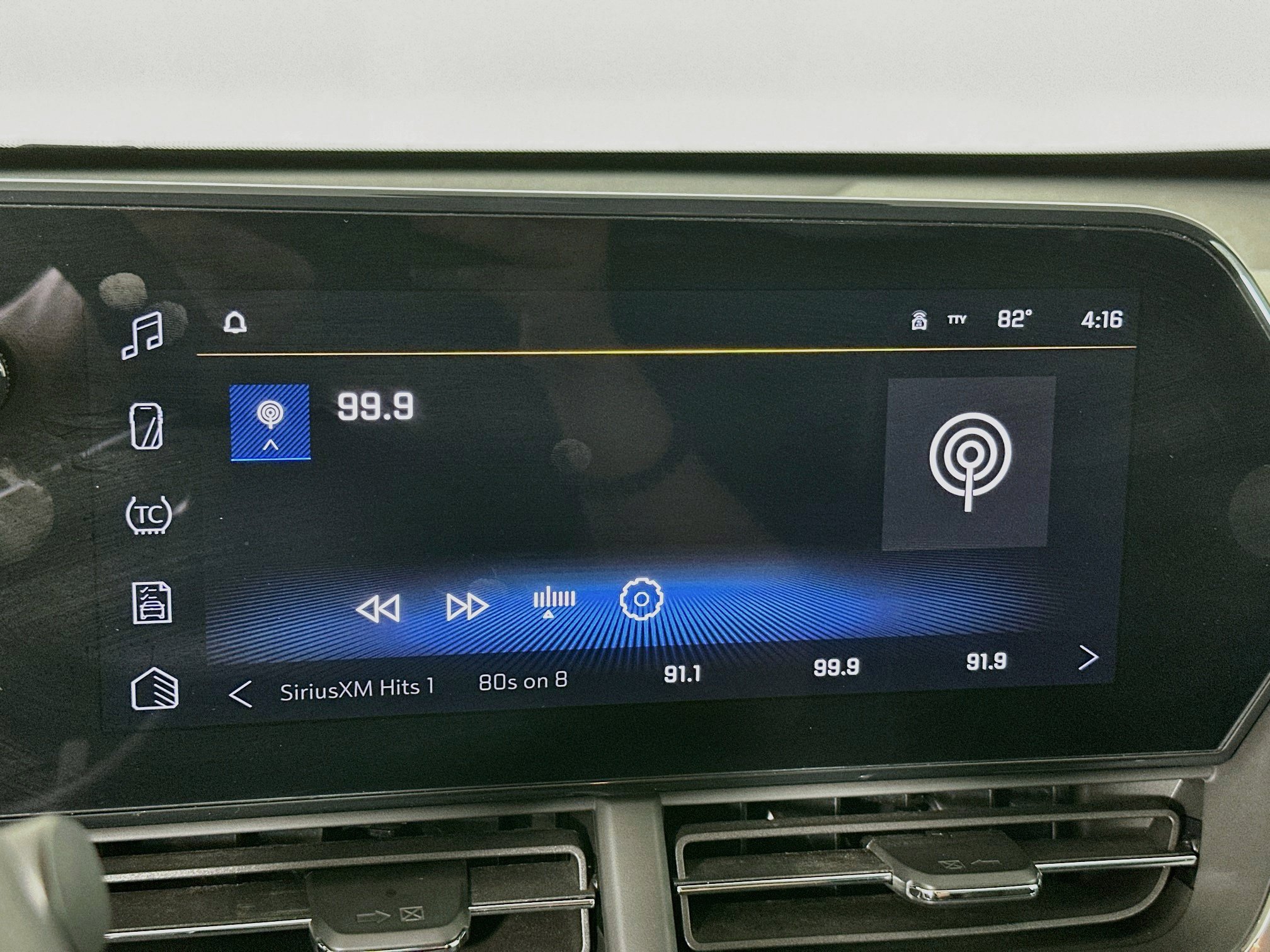 Used 2025 Chevrolet Trax LT FWD image 19