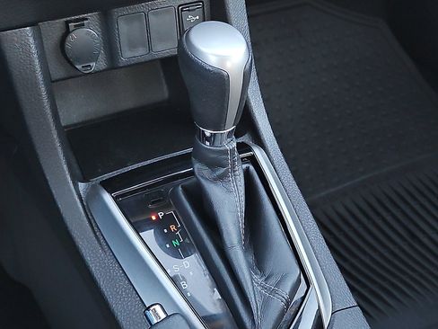 Used 2015 Toyota Corolla LE image 15