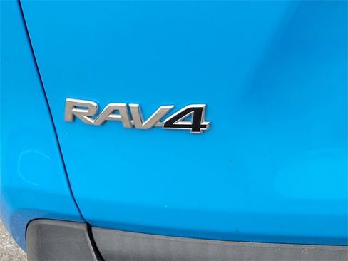 Used 2021 Toyota RAV4 XLE Premium image 11
