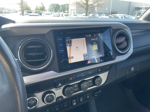 Used 2019 Toyota Tacoma Limited image 15