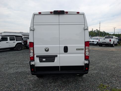 Used 2024 RAM ProMaster 2500 w/ Convenience Group FWD image 4