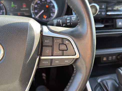 Used 2023 Toyota Highlander LE AWD/4WD image 26