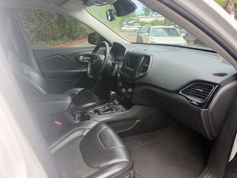 Used 2021 Jeep Cherokee Latitude Plus AWD/4WD image 17